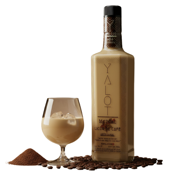 Botella de licor de café con mezcal yalot con una copa servida y granos de café de decoración